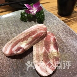 青瓦炭烤肉小酒館的精品豬五花 用戶評(píng)價(jià)與口味解析